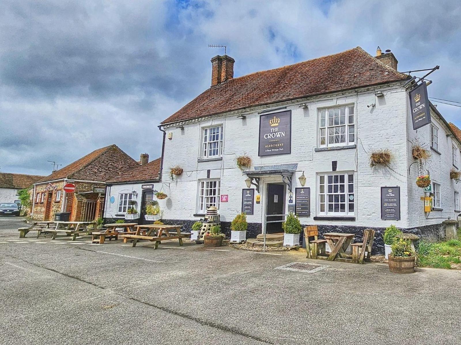 Отель The Crown Aldbourne Экстерьер фото