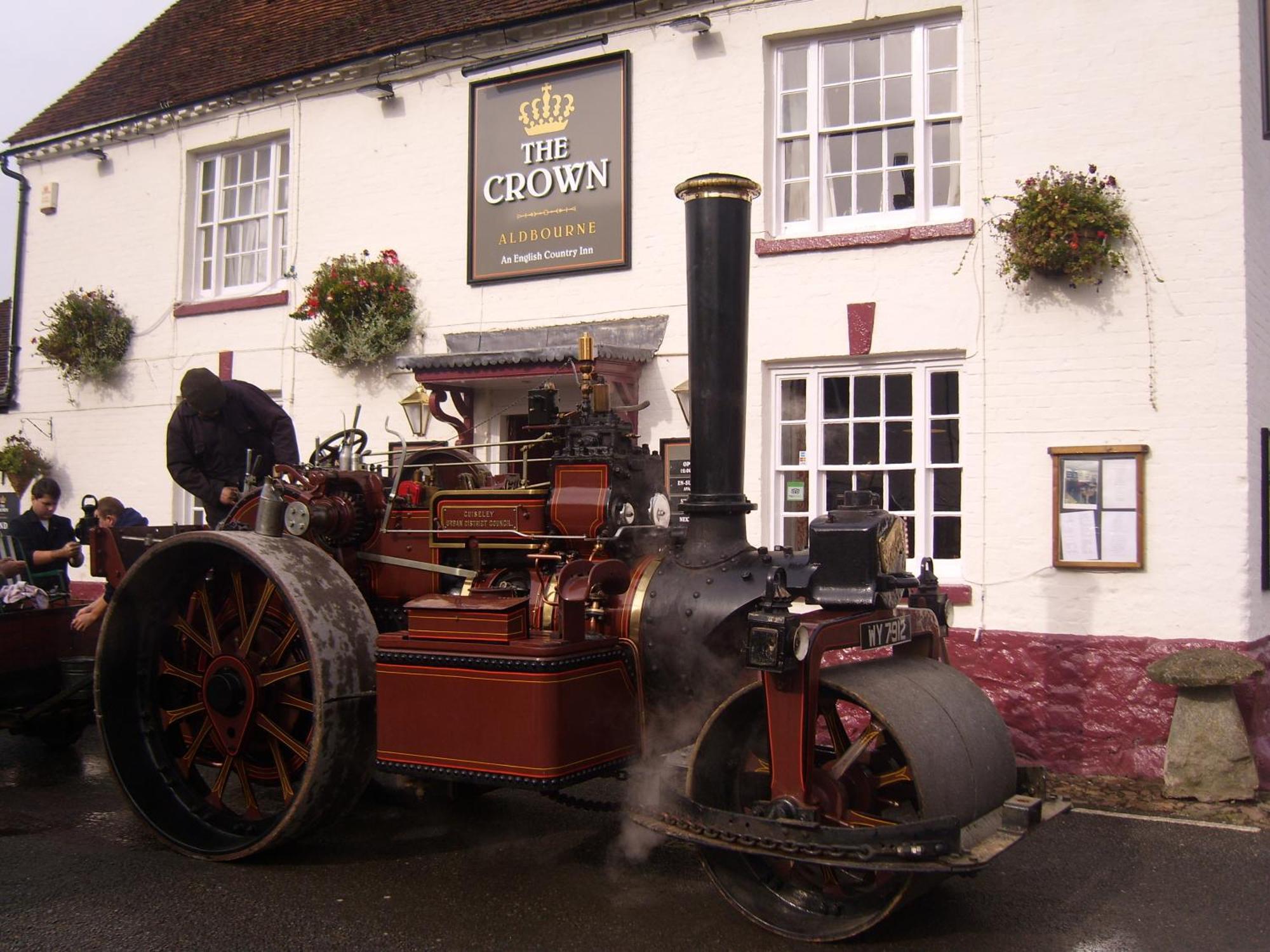 Отель The Crown Aldbourne Экстерьер фото