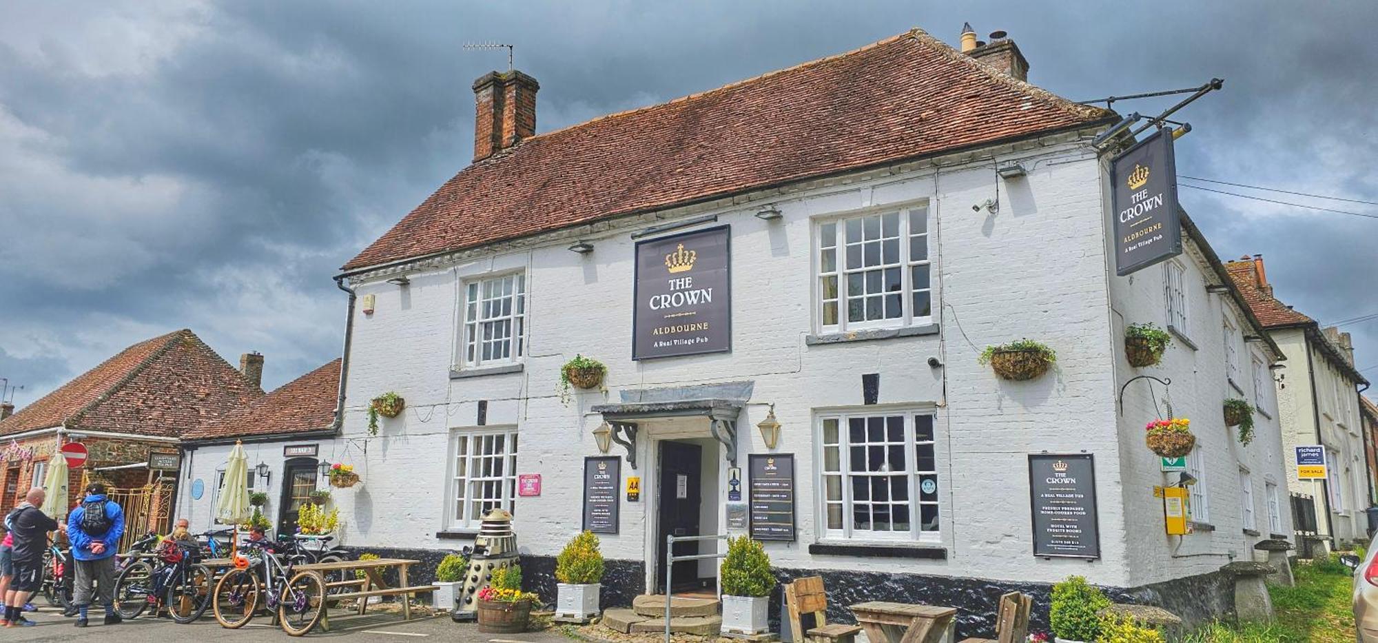Отель The Crown Aldbourne Экстерьер фото