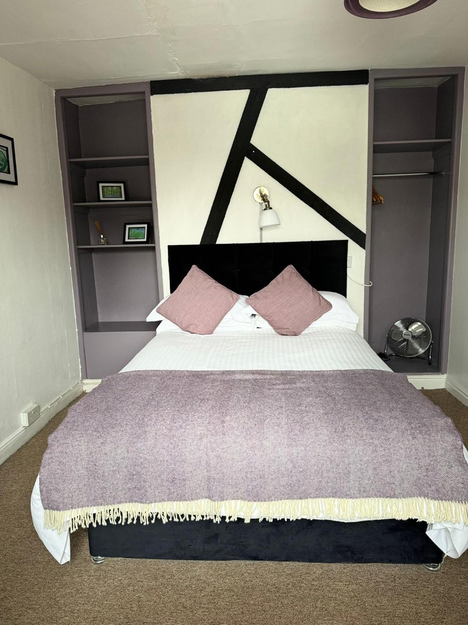 Отель The Crown Aldbourne Экстерьер фото