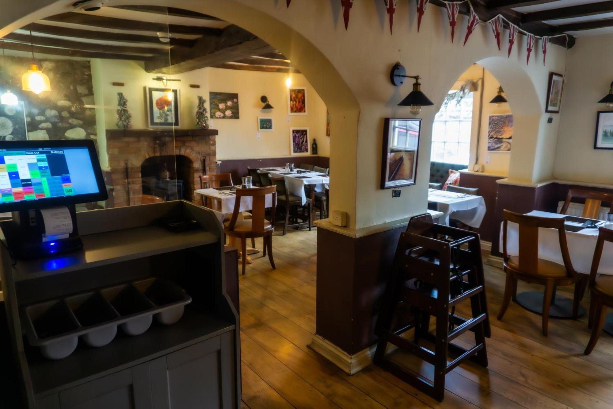 Отель The Crown Aldbourne Экстерьер фото