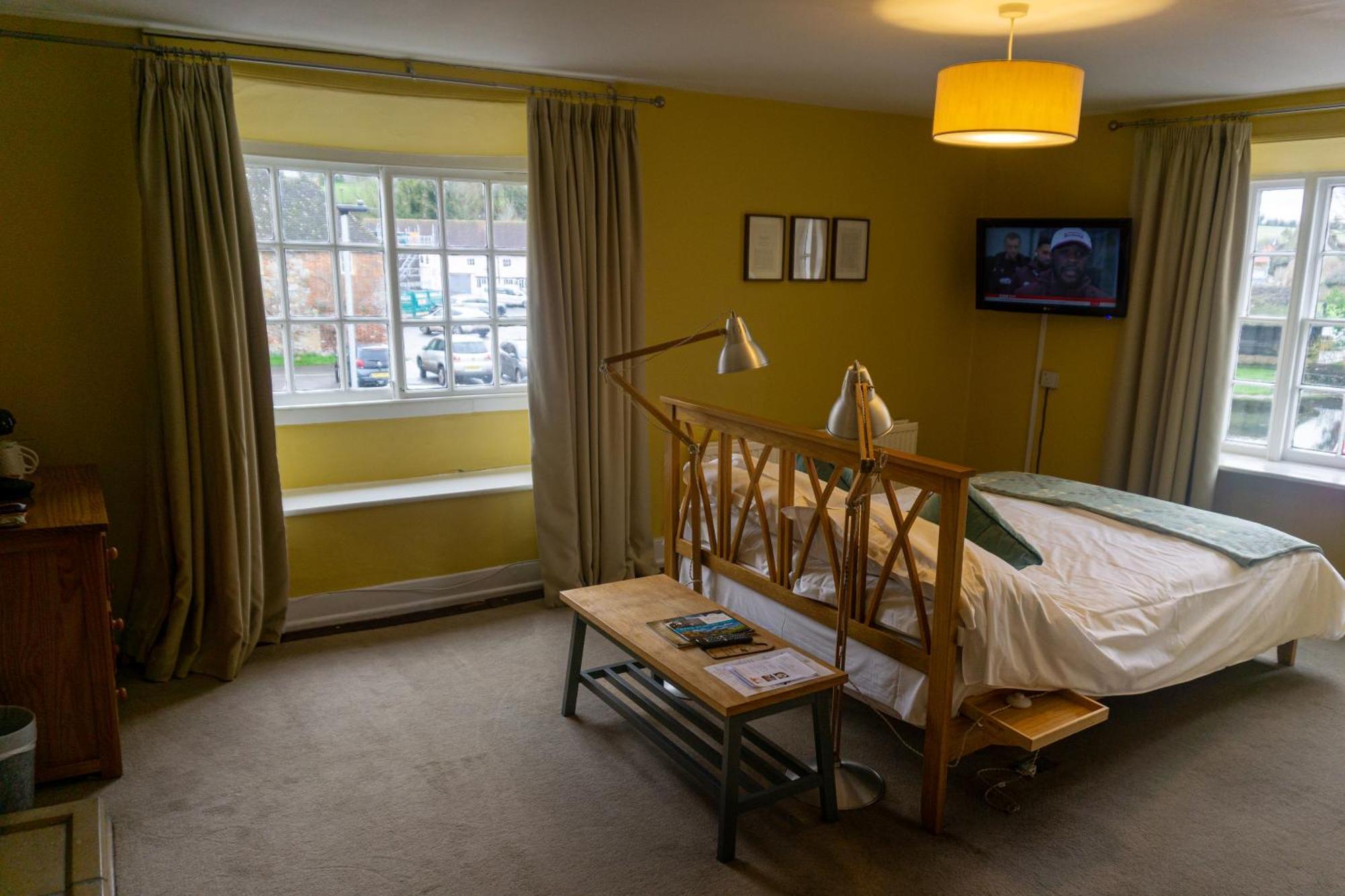 Отель The Crown Aldbourne Экстерьер фото