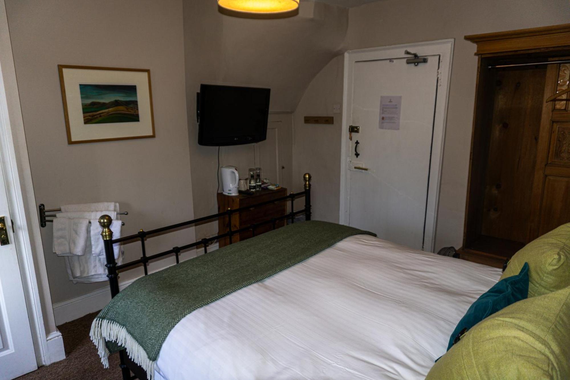 Отель The Crown Aldbourne Экстерьер фото