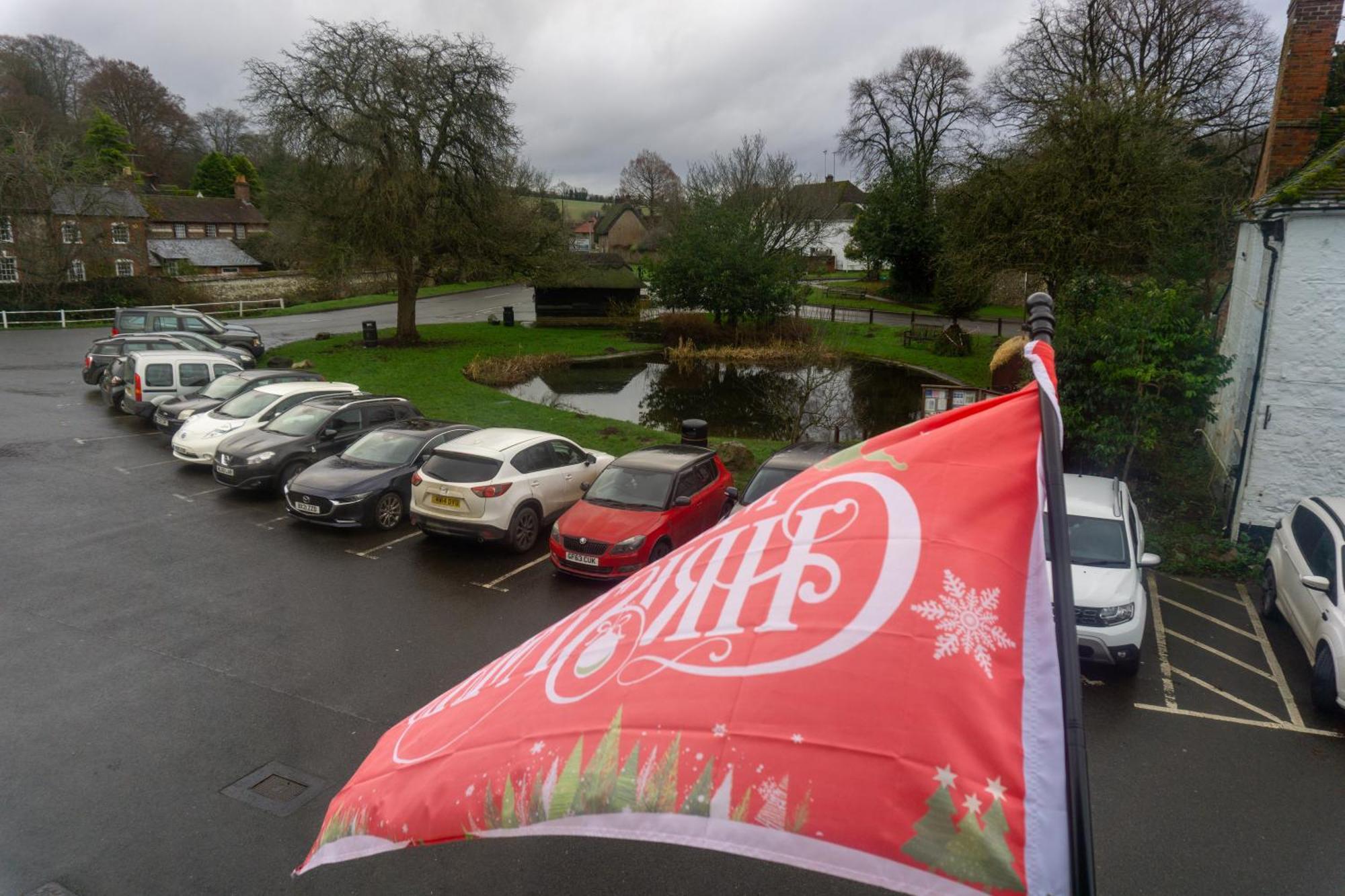 Отель The Crown Aldbourne Экстерьер фото